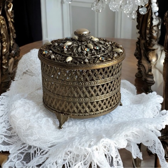 Vintage Ornate Gold Filigree Hollywood Regency jewellery catch all - Picture 1 of 8